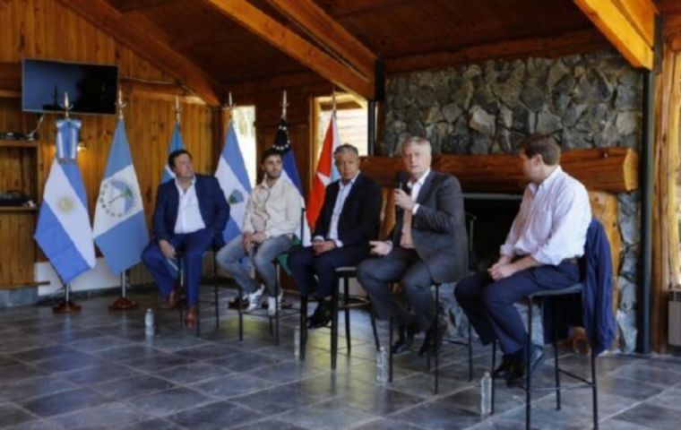 Los gobernadores Torres (Chubut), Melella (Tierra del Fuego), Ziliotto (La Pampa), Vidal (Santa Cruz), Figueroa (Neuquén) y Weretilneck (Río Negro) se reunieron para oponerse a Buenos Aires