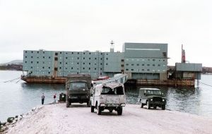 En 1983 tras la finalización de la guerra, los dos muelles flotantes que se utilizaban como 'hotel' para las tropas británicas y también como facilidades portuarias 