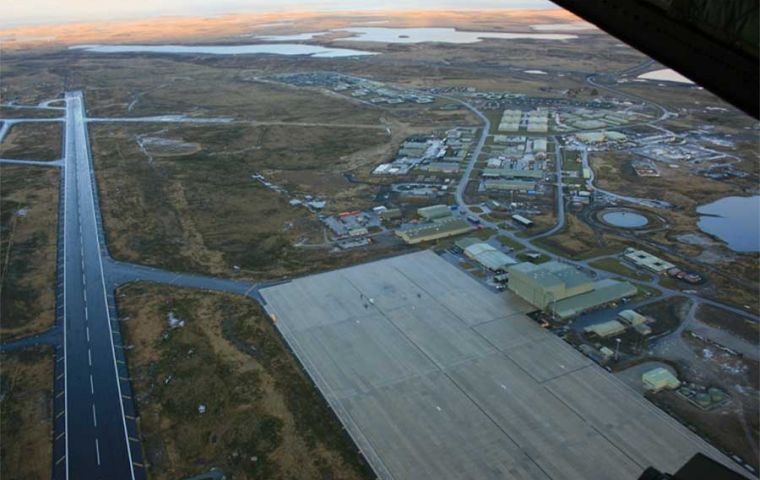 El aeropuerto internacional de Mount Pleasant desde donde operan vuelos charter y la conexión semanal con el sur de Chile 