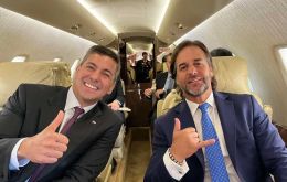 Ambos mandatarios abordaron un avión de la Fuerza Aérea Paraguaya luego de asistir a un evento de la Confederación Sudamericana de Fútbol (Conmebol)