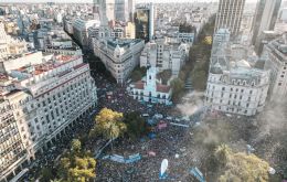 En Buenos Aires, epicentro de la movilización, los manifestantes se congregaron frente al Congreso argentino antes de marchar hacia la Casa Rosada. Foto: EFE