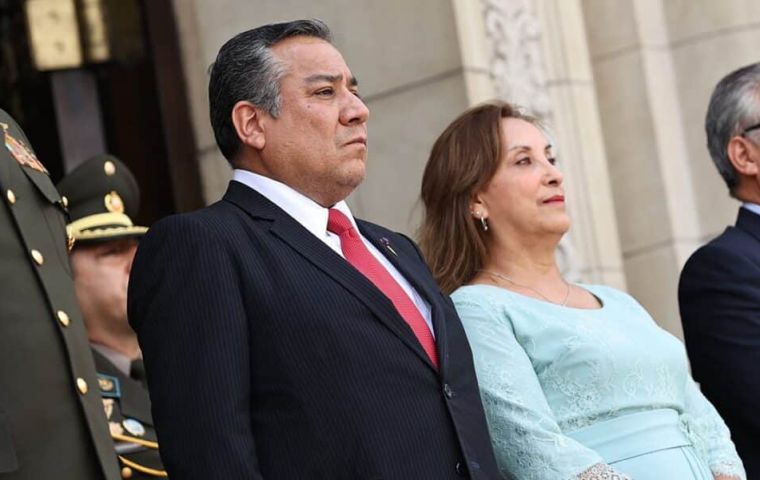 Los políticos peruanos se están “disparando en el pie”, advirtió Adrianzén