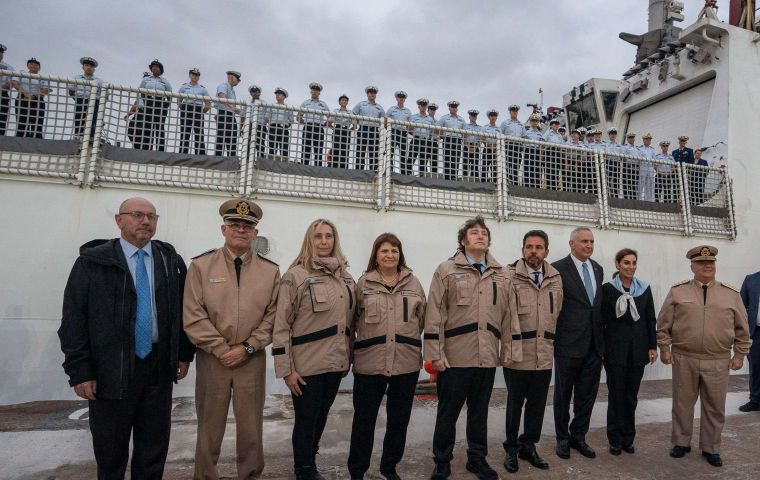 Milei y su séquito vistieron chaquetas de la PNA en el acto