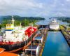 El Canal de Panamá utiliza el agua dulce de dos lagos locales para llenar las esclusas por las que los buques cruzan del Océano Atlántico al Pacífico y viceversa