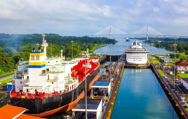 El Canal de Panamá utiliza el agua dulce de dos lagos locales para llenar las esclusas por las que los buques cruzan del Océano Atlántico al Pacífico y viceversa