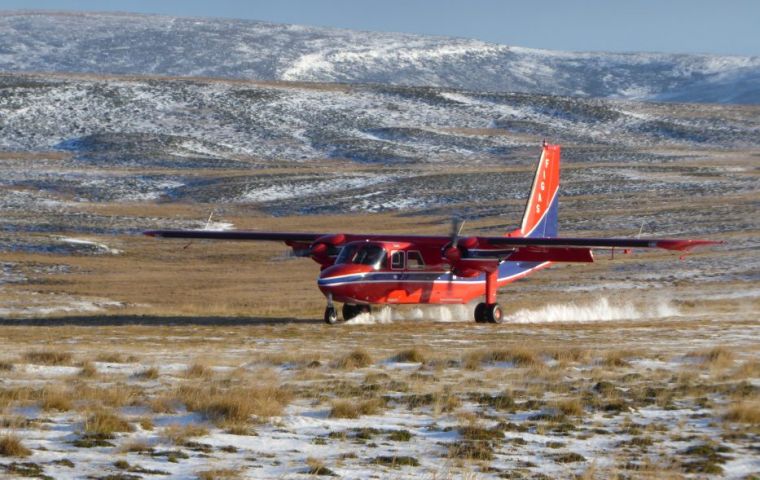 FIGAS viene de cumplir 75 años, y en pista uno de los varios BN2B Islander de fabricación británica con que cuenta el gobierno de las Falklands 