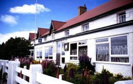 El viejo edificio sobre la rambla de Stanley, y referencia para visitantes a las Falklands, The Upland Goose Hotel. Foto: Mike Leavenworth