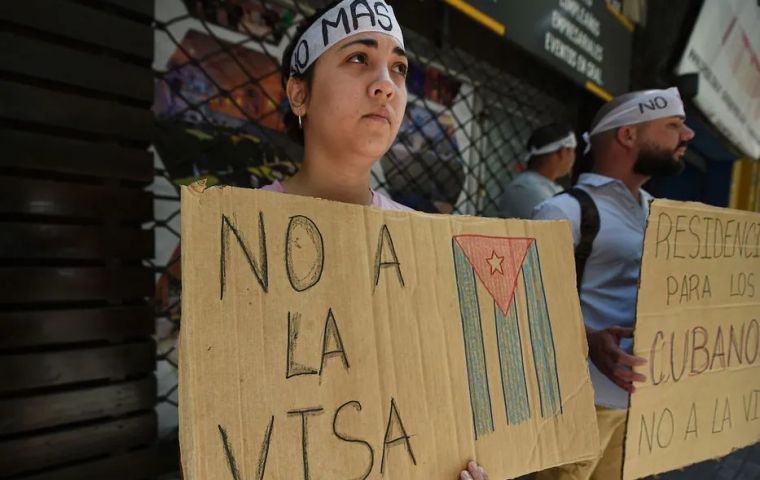 “Entran como refugiados, pero no son refugiados, entonces se genera este limbo”, explicó Paganini