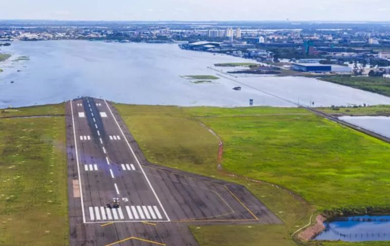 El aeropuerto Salgado Filho de Porto Alegre sigue sin estar operativo pero los vuelos llegan a una base cercana de la Fuerza Aérea