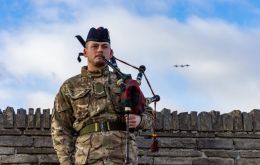 Un gaitero de la Guardia Escocesa marcha durante la ceremonia