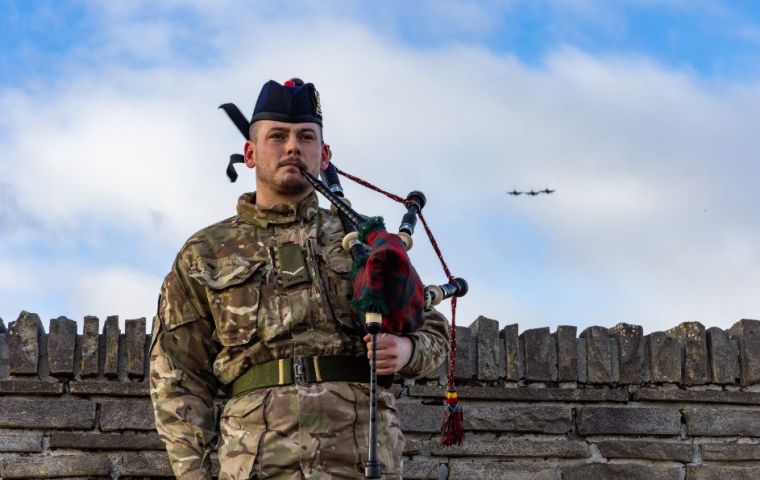 Un gaitero de la Guardia Escocesa marcha durante la ceremonia