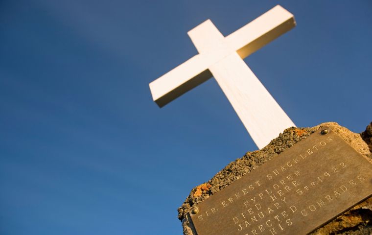 La Cruz de la Esperanza dedicada a Shackleton próximo a donde descansan sus restos en Grytviken 