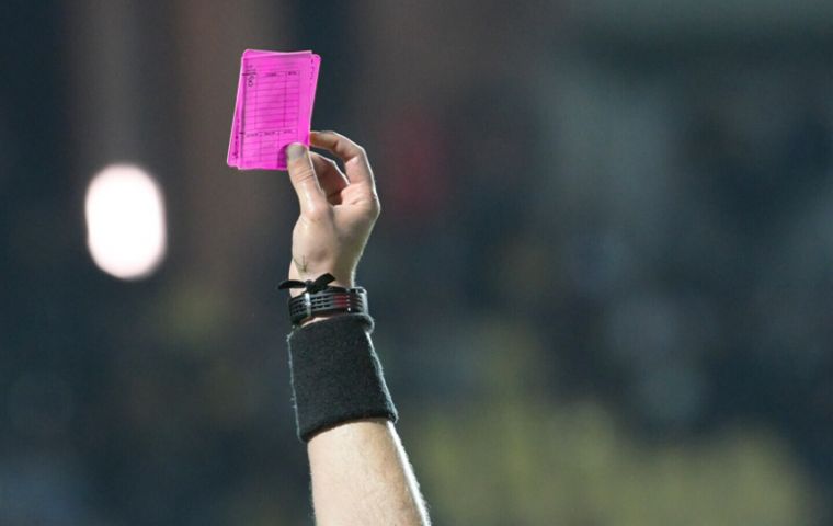 Se utilizará una tarjeta rosa para anunciar que la sustitución adicional ha sido recomendada por los médicos del equipo