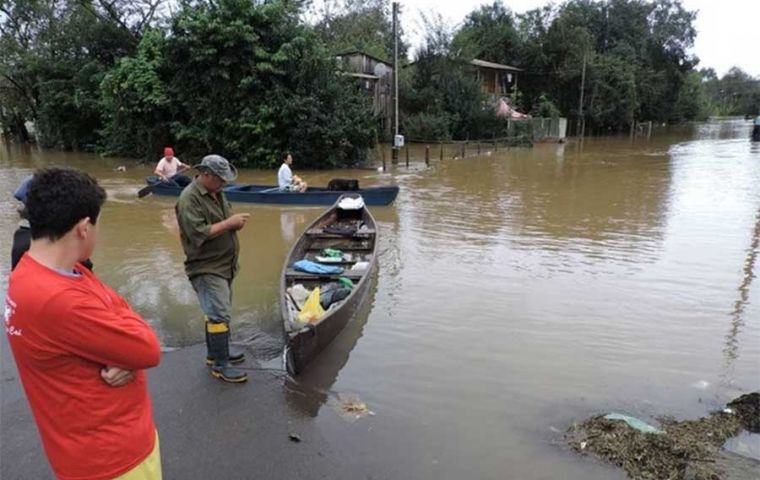 El mal tiempo se prolongará hasta la madrugada del martes