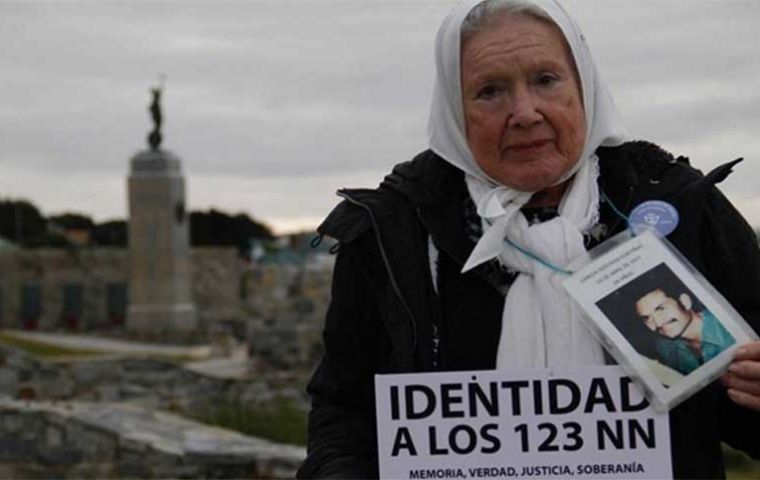 Cortiñas apoyó la identificación de los combatientes argentinos caídos durante la guerra del Atlántico Sur de 1982, entre otras causas 