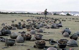 Tras la batalla, los cascos de fuerzas argentinas que se rindieron 