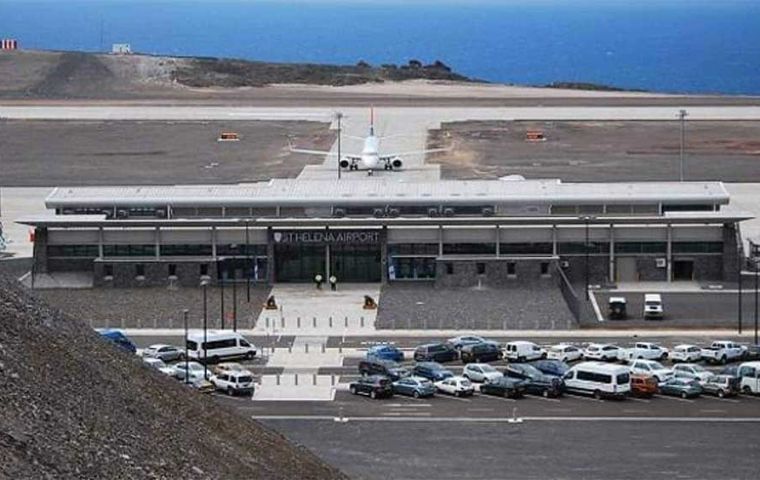 El aeropuerto de St Helena en la capital Jamestown opera vuelos comerciales regulares con Africa del Sur