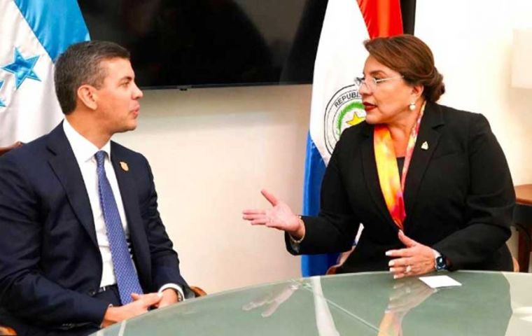 Santiago Peña y Xiomara Castro dialogaron sobre temas bilaterales del Mercosur y la Celac
