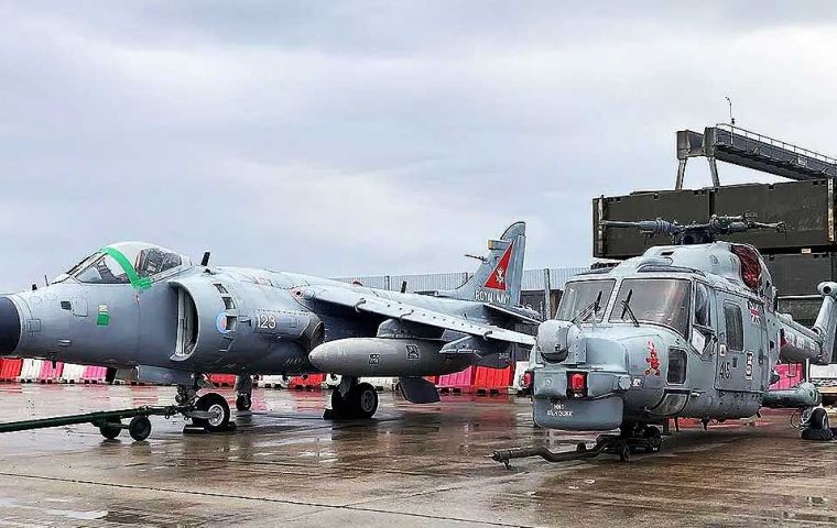 El Sea Harrier y el Lynx, son preparados por un equipo especial para el largo viaje a las Falklands para su nueva morada 
